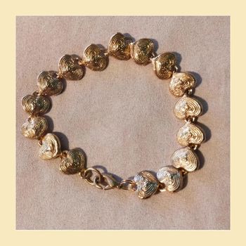 Bracelet vintage doré à cœurs gravés – Élégance intemporelle