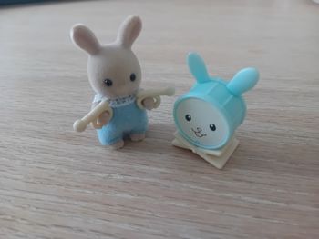 Sylvanian Families bébé lapin crème et son tambour - Neuf