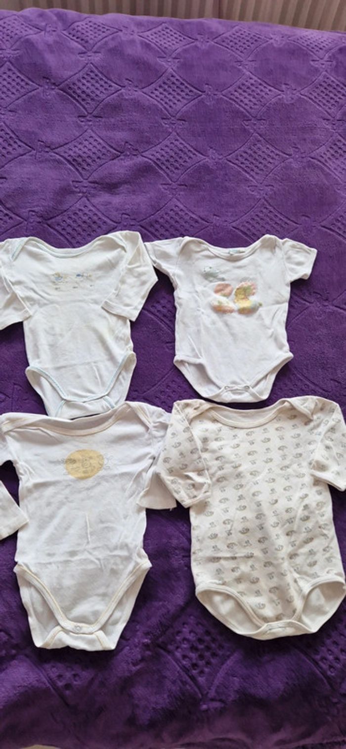 Lot de 4 bodies 12 et 18 mois mixte