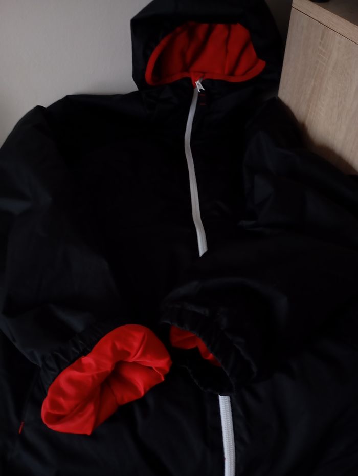 Coupe-vent blouson avec capuche.Taille S .Mixte . Decathlon ..Polyester.Noir et rouge . État neuf . - photo numéro 5