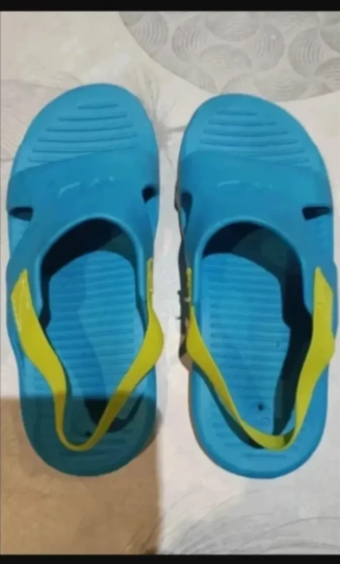 Sandales claquettes Piscine Enfant SLAP 100 BASIC Bleu pointure 30-31 Très bon état·Decathlon - photo numéro 3