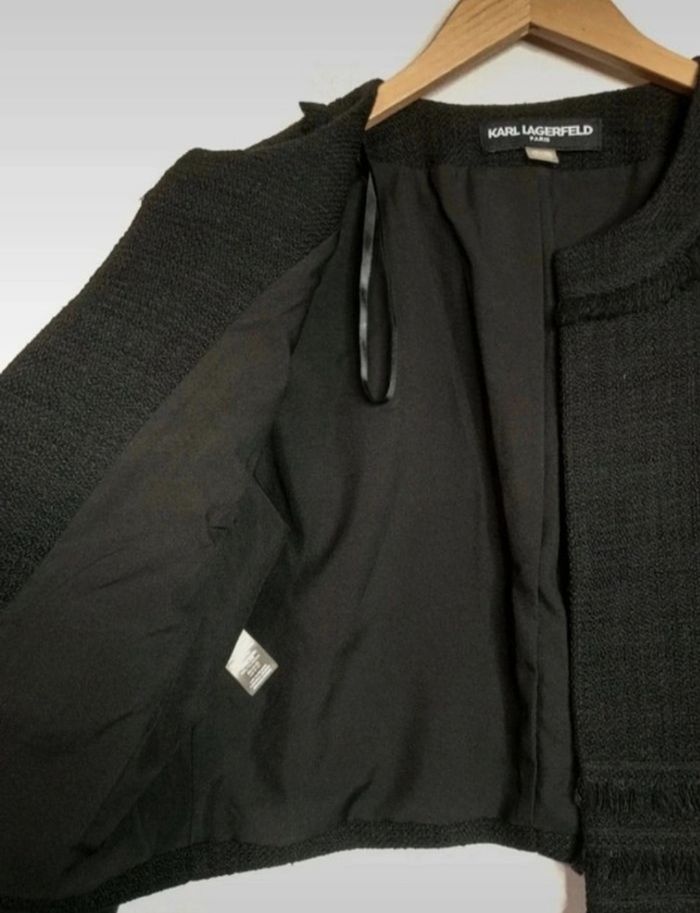 Veste noire entièrement doublée avec franges courtes. Jamais portée. Karl Lagerfeld. L40. Neuve 🥰 - photo numéro 5