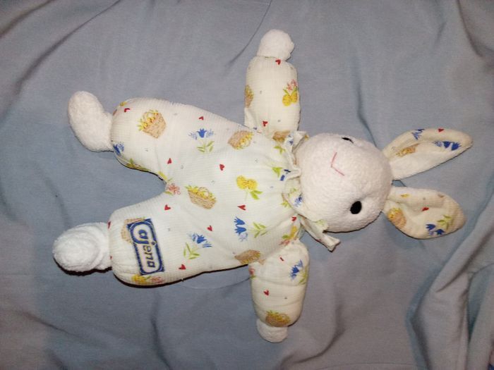 doudou lapin blanc tissu chiffon peluche Ajena blanc crème vintage ancien posture debout marque Ajena nez brodé fil roses yeux noirs durs plastique tissu chiffon fleuri floral fleurs - photo numéro 10