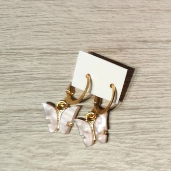 Petits papillons rose très clair en résine et métal doré en boucles d'oreilles