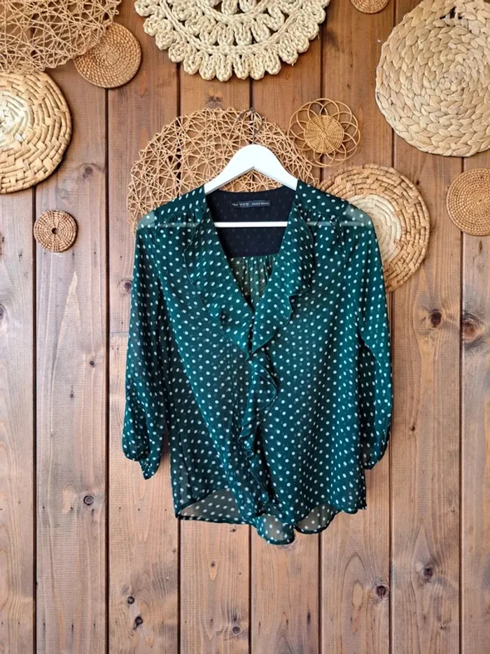 camisa verde con lunares
