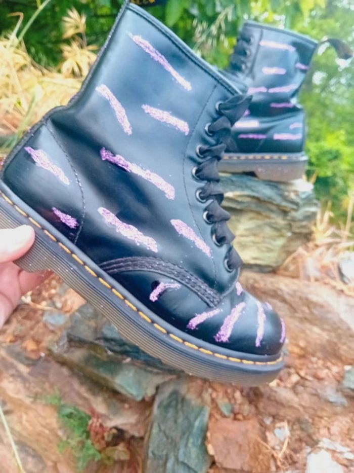 Dr. Martens noir custom zébra 🦓 paillettes violettes 39 - photo numéro 2