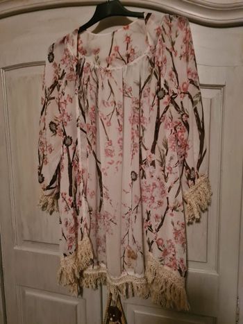 Veste légère fleurie. Voile. Taille XL. Longueur 87cm. aisselles à aisselles 66 cm