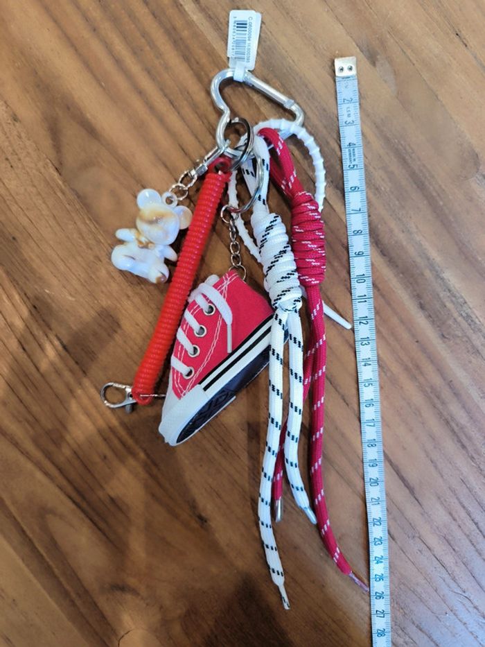 Porte clés gri-gri de sac Mickey converse rouge - photo numéro 3