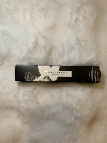 Fond de teint Fenty Beauty teinte 200 ( me contacter avant achat svp )