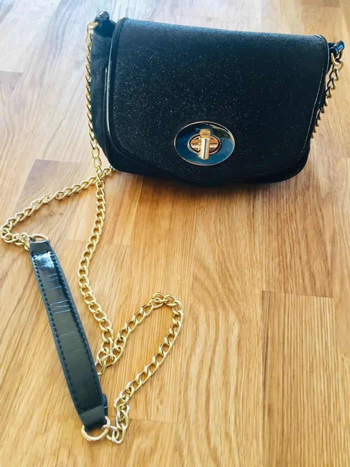 Pochette noire et dorée