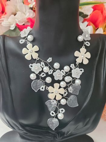 Collier avec ses feuilles, fleurs, perles d eau douce