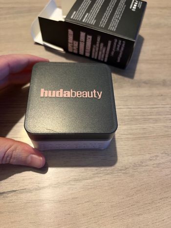 Poudre Huda beauty neuf 