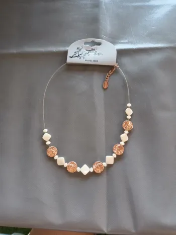 Collier ras de cou blanc dore