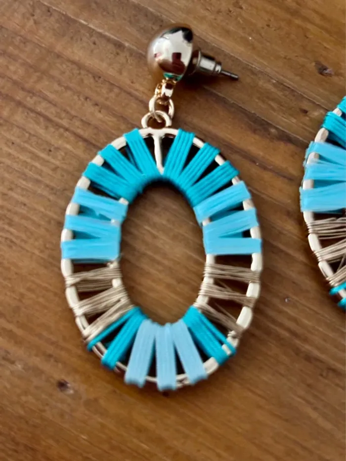 Boucles d’oreilles neuves métal doré et fils bleus - photo numéro 4