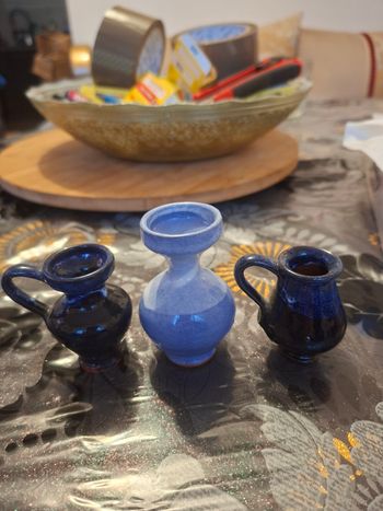 (S) 3 petits pots bleu 1 pots hauteur 7 cm et 2 pots 6 cm 
Juste petite eclat rien méchant voir photo
Prix 1 euro 30