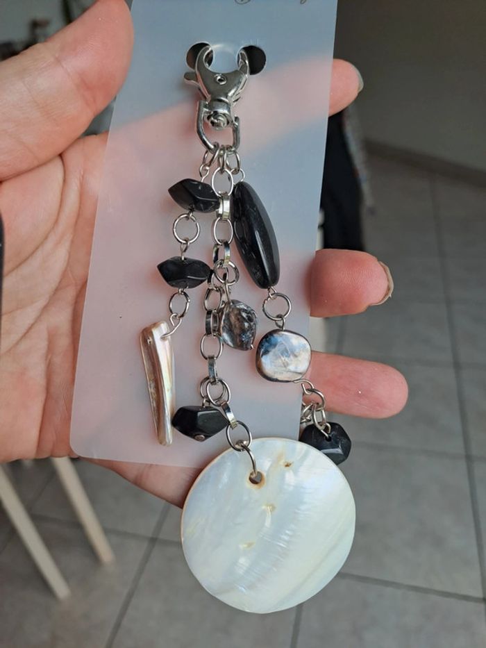 Bijou de sac ou porte clé noir et nacre