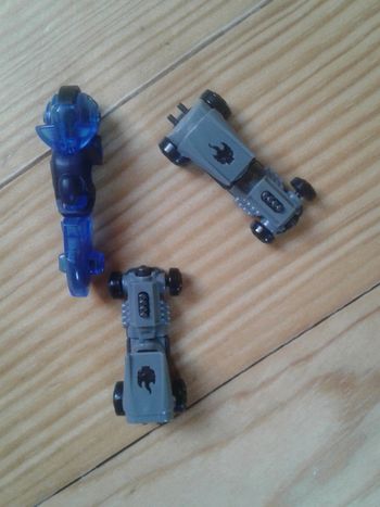 Lot de 2 voitures et 1 moto