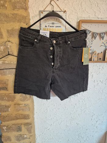 Très joli short slim 90's H&M taille 44