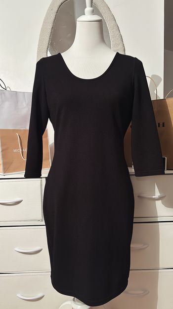 Robe noire moulante avec détails chaînes au dos Ye Baili T40/42