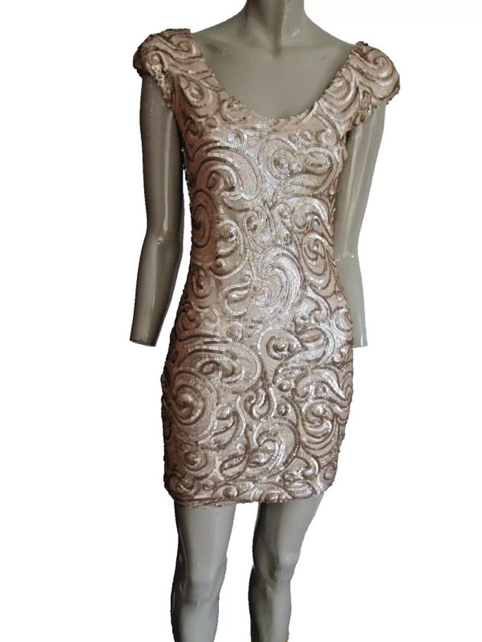 Robe courte dos nu en paillettes couleur or marque soky soka