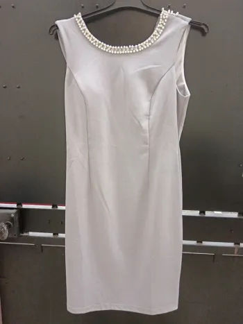 Robe grise avec perle au cou