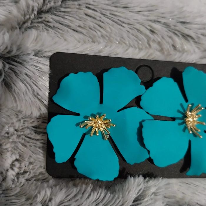 Magnifique boucle d'oreille neuve - photo numéro 2