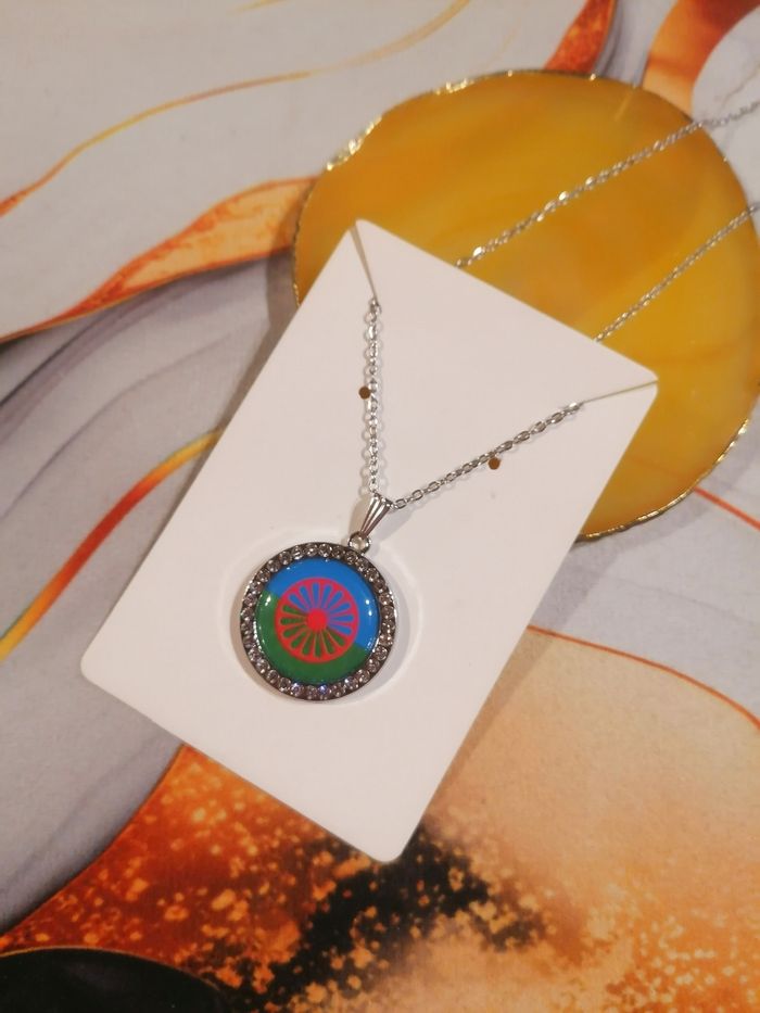 Collier argenté strass drapeau voyageur - photo numéro 2