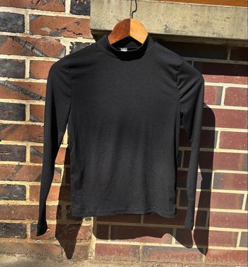 🖤 T-shirt noir col montant côtelé – 11-12 ans