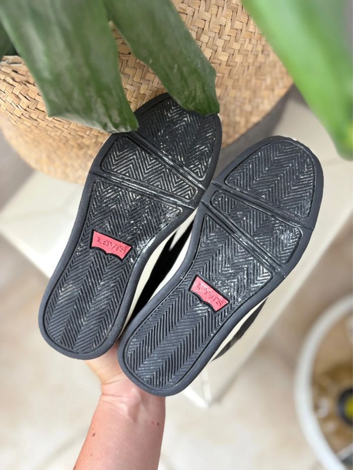 Basket levi’s - en cuir synthétique - pointure 34 - lacets élastique et scratch - en très bon état - photo numéro 4