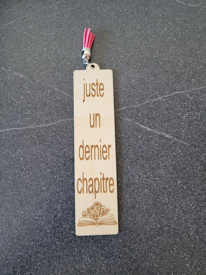 Marque page en bois juste un dernier chapitre - photo numéro 2