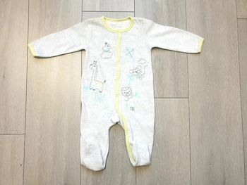 Pyjama gris/ jaune/bleu. Garçon 6 mois. Marque In Extenso