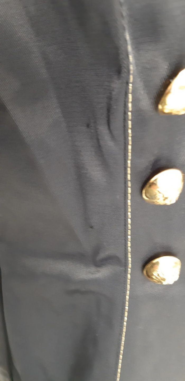 Magnifique veste cintrée La Milliardaire noire avec coutures et boutons dorés - photo numéro 16