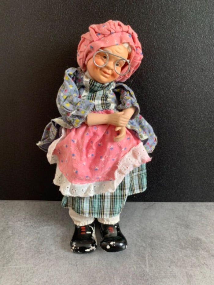 Poupée en porcelaine musicale 35 cm + autre