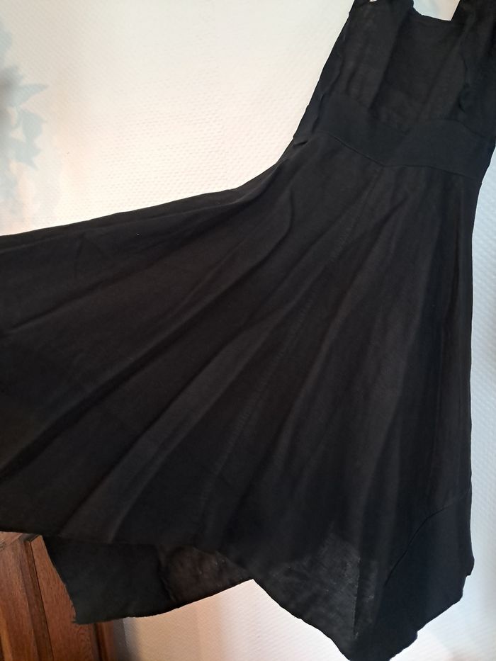 Petite robe noire mi-longue