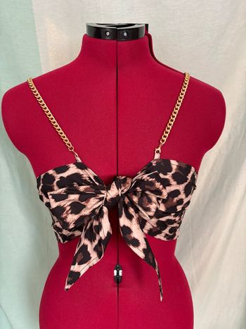 Magnifique crop top sexy leopard à nouer devant avec bretelles en chaines dorées