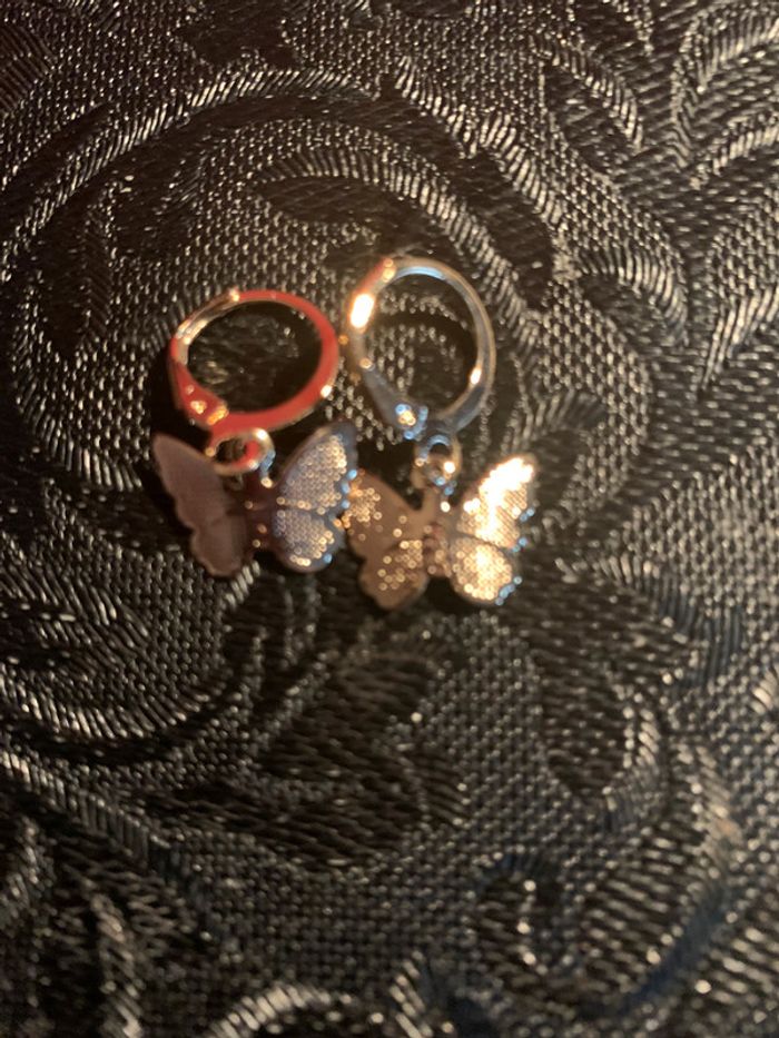 Des boucles d’oreilles neuves