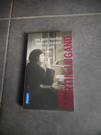 Les gens heureux lisent et boivent du café 