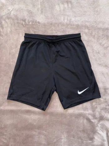 Short de sport noir Nike enfant taille 10 ans en très bon état.