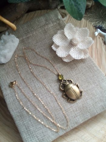 Collier scarabée et pierre de péridot naturelle