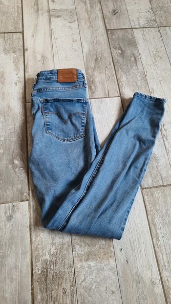 Jean levi's 721 hight rise skinny w26 l30 taille 36 en très bon état