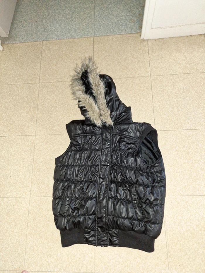 Doudoune sans manche avec capuche très bon état