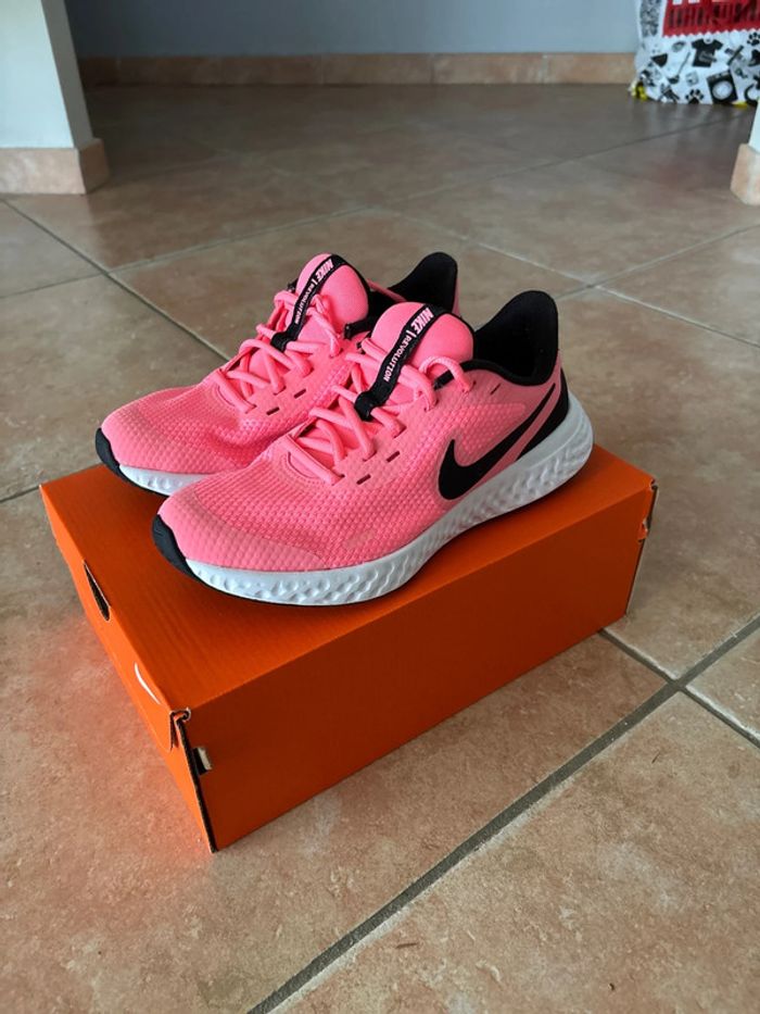 Baskets Nike révolution 36.5
