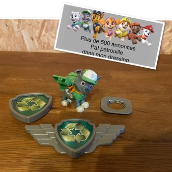 Idée cadeau 🎁 Figurine Rocky avec 2 badges et 1 accroche de la Pat Patrouille