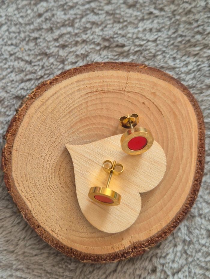 Jolie puce d'oreilles rouge - photo numéro 5