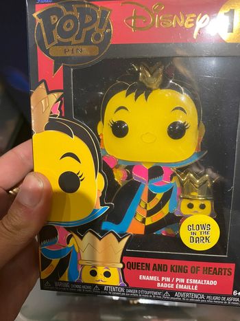 Pin's disney funko loungefly reine de coeur