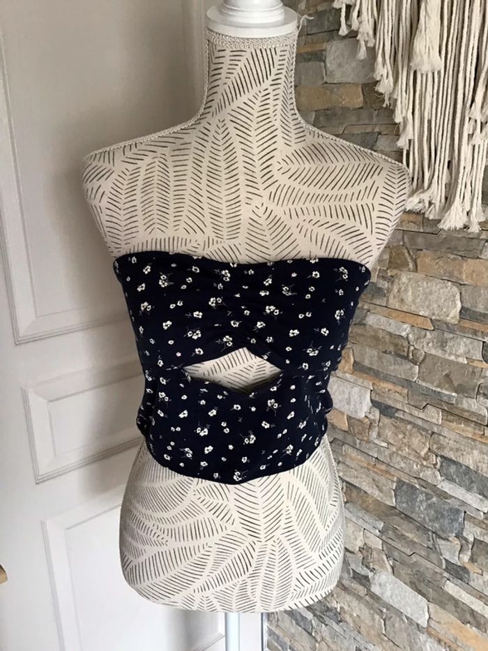 Top dos nu de coloris bleu marine petites fleurs de taille XL en coton