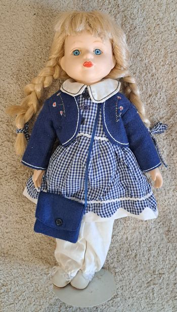 🪆 Grande poupée en porcelaine sur socle