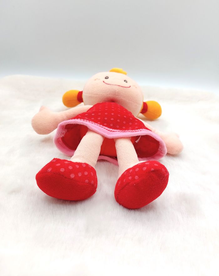 Peluche poupée fille beige jaune orange MINIMI Minitoys robe rouge 25 cm 2014 - photo numéro 3
