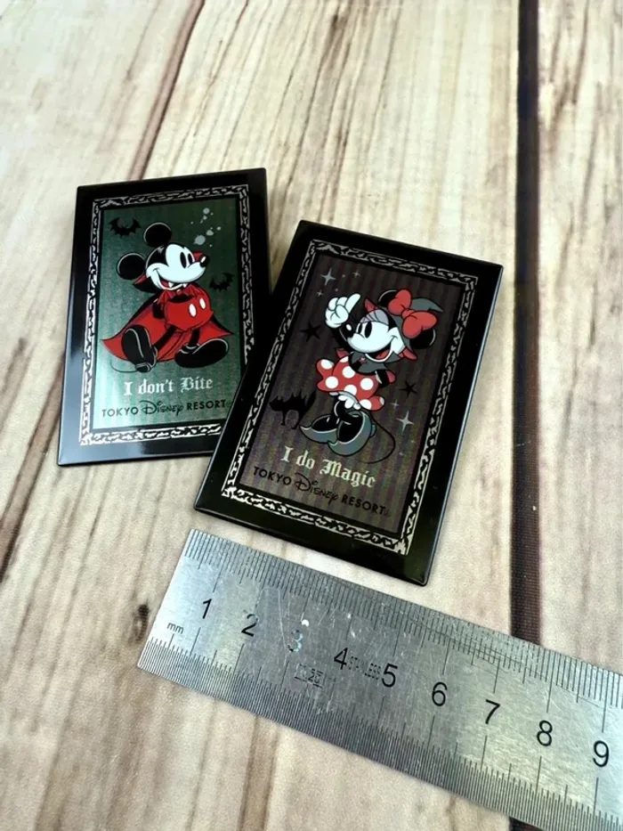 Lot de 2 badges Disney Halloween Mickey & Minnie Vampires Tokyo Disneyland - photo numéro 9