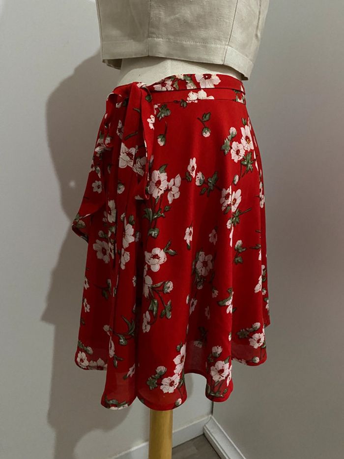 Jupe portefeuille rouge fleurie not your girl - photo numéro 2